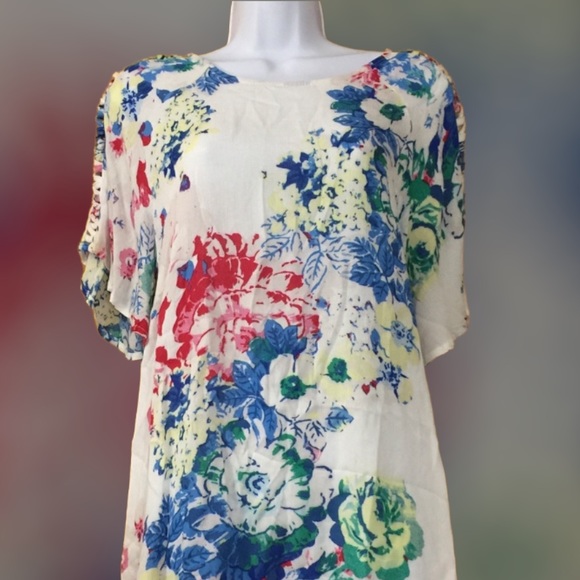 New White Floral Top with cutout sleeve details - Picture 11 of 12